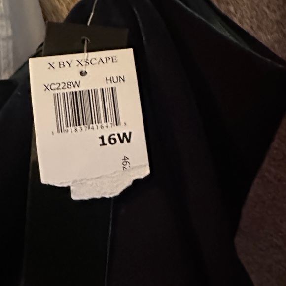 Elegant Off-Shoulder Green Velvet Dress - Size 16W - Picture 5 of 5